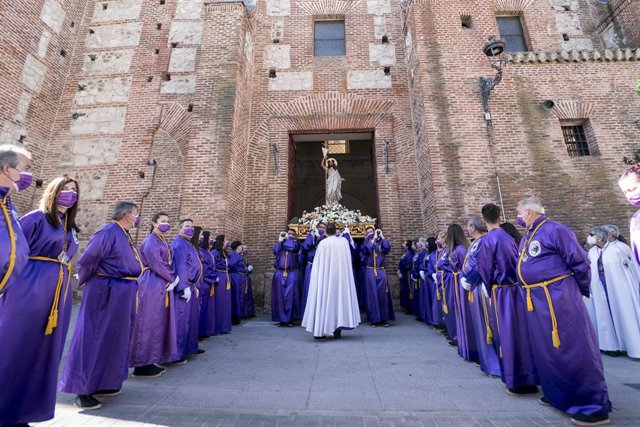 Archivo - Anderos sacan la talla del Cristo resucitado de la ermita de Nuestra Señora de los Santos, durante la Procesión del Encuentro de Móstoles