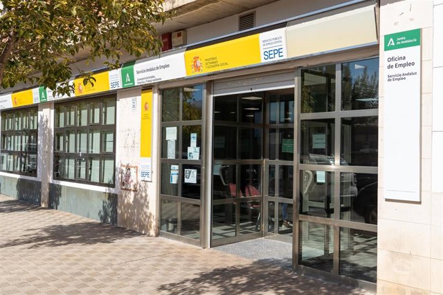 Archivo - Fachada de una oficina del SEPE en la capital andaluza.