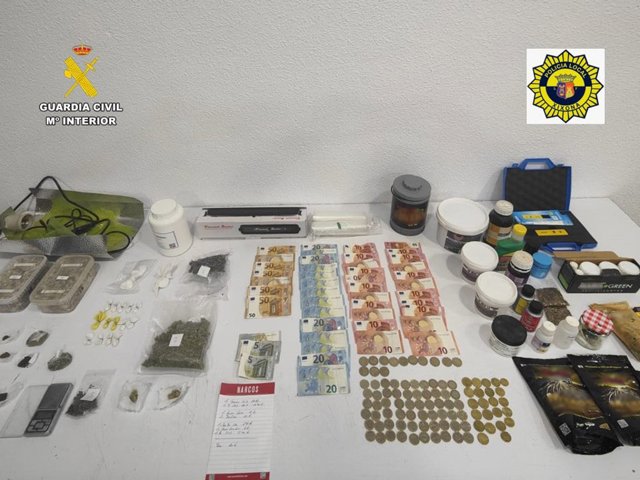 Drogas, útiles para su distribución y venta, además de 900 euros intervenidos a un padre e hijo que han sido detenidos en Xixona (Alicante) por un supuesto delito contra la salud pública.