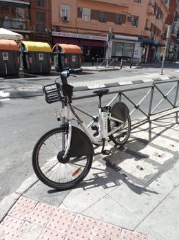 Archivo - Bicicleta de bicimad abandonada en Carabanchel.