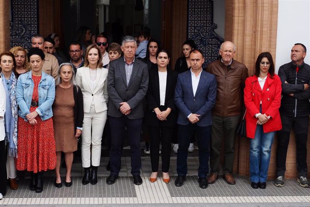 Minuto de silencio en la puerta del Ayuntamiento de Palos por el asesinato de una mujer de 34 años en un presunto caso de violencia de género.