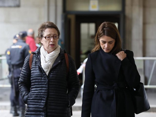 Archivo - La ex consejera de Hacienda y Administraciones Públicas de la Junta de Andalucía, Carmen Martínez Aguayo (d), llegando al juicio del caso ERE en la Audiciencia Provincial a 19 de noviembre del 2019