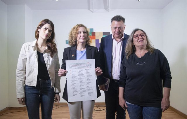 La portavoz estatal de Podemos, Isabel Serra (i); junto a la portavoz municipal, Susana Hornillo (2i); el portavoz adjunto de Por Andalucía, Juan Antonio Delgado (2d); y la portavoz del colectivo Kellys Unión Sevilla, Esther Salinas (1d); presentan un lis