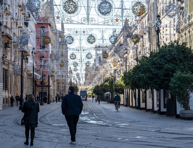 Archivo - La Avenida de la Constitución de Sevilla, en el primer día del puente de la constitución de 2020. (Foto de archivo). 