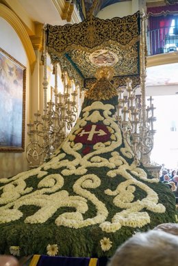 La Virgen de las Penas lucirá un manto con el escudo de la Fundación Católica 'Ayuda a la Iglesia necesitada'