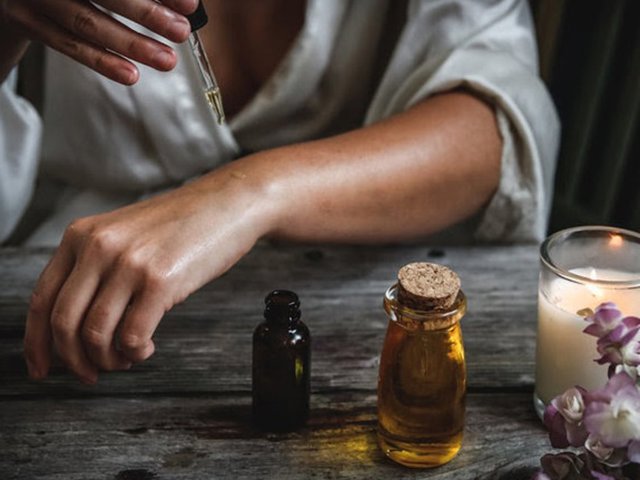 El aceite de rosa mosqueta tiene numerosas propiedades beneficiosas para tu piel