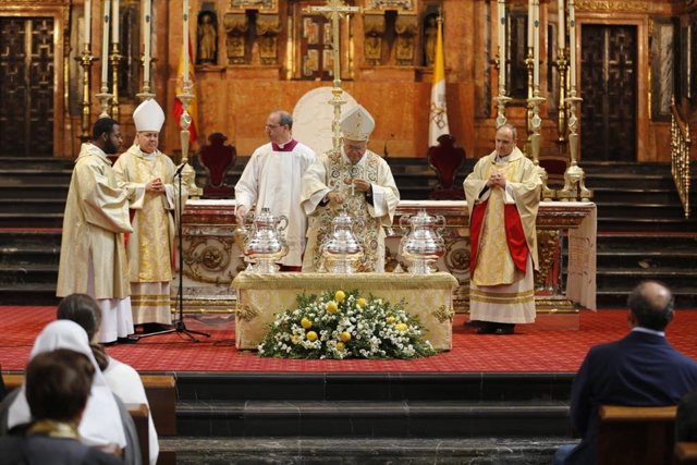 El obispo de Córdoba, Demetrio Fernández (centro), durante la celebración de la Misa Crismal.
