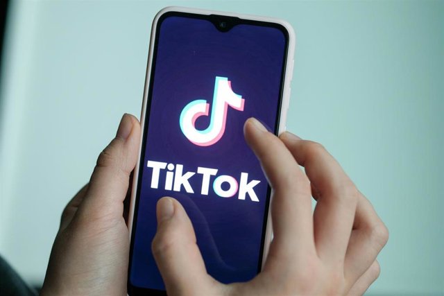 Archivo - Móvil con el logo de TikTok.