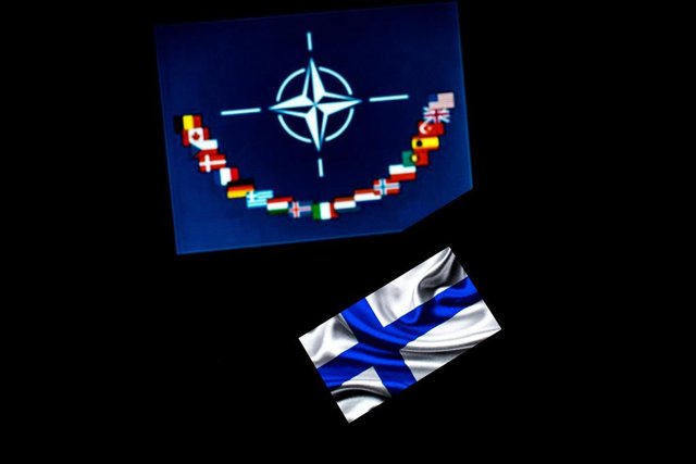 Archivo - Composición con la bandera de Finlandia y otros países miembro de la OTAN