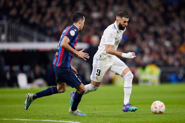Archivo - Real Madrid's Karim Benzema (R) and Barcelona's Sergio Busquets battle for the ball during the Spanish Copa del Rey (King's Cup) semifinal match between Real Madrid and Barcelona at the Santiago Bernabeu Stadium