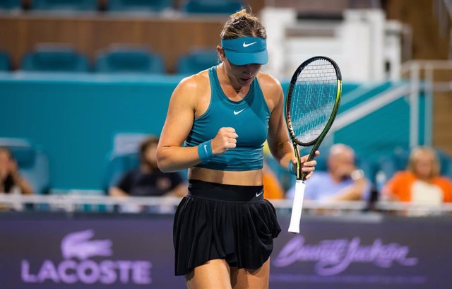 La tenista española Paula Badosa celebra un punto durante un partido