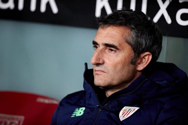 Ernesto Valverde head coach of Athletic Club looks on during the Copa del Rey match between Athletic Club and CA Osasuna at San Mames  on April 4, 2023, in Bilbao, Spain.