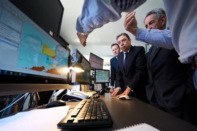 El ministro de Pesca, Luis Planas, y el presidente de Cantabria, Miguel Ángel Revilla, se reúnen con Salvamento Marítimo en Santander.