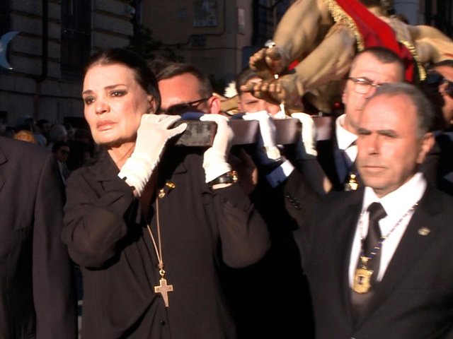 María José Cantudo llevando sobre su hombro al Cristo de los Alabarderos
