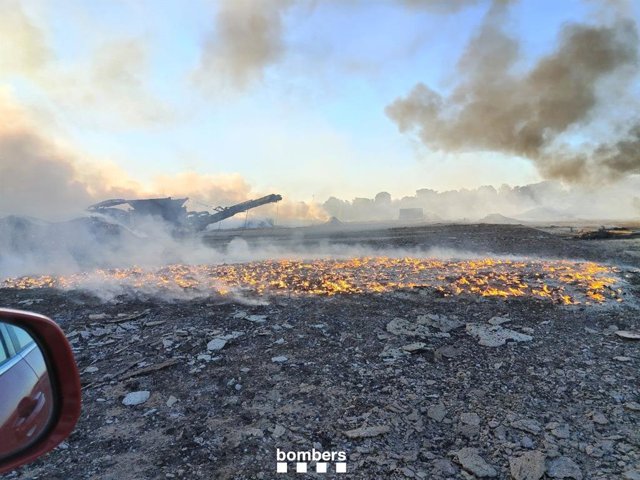 El foc a l'exterior d'una nau de Grealó (Lleida)