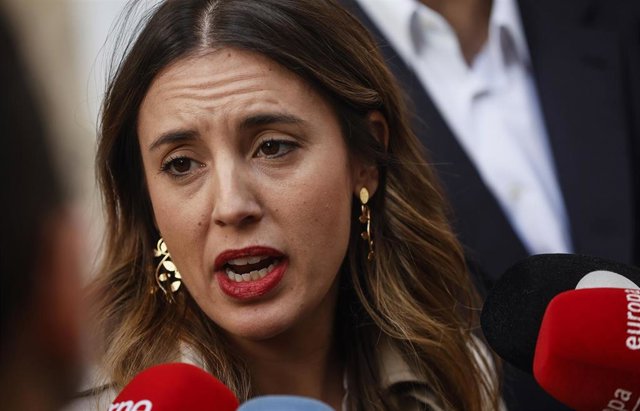 La ministra de Igualdad, Irene Montero, atiende a los medios durante su visita a las Fallas 2023, a 18 de marzo de 2023, en Valencia, Comunidad Valenciana (España).