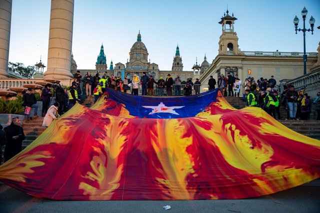 Archivo - Una estelada gegant en una manifestació independentista