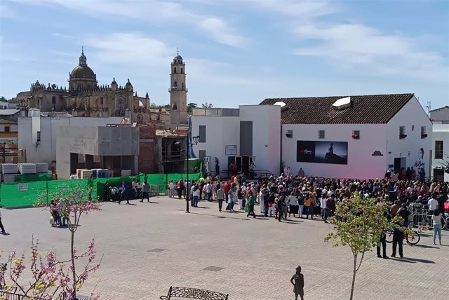 Vista del edificio en obras del Museo del Flamenco de Andalucía (i), junto al Centro Cultural Lola Flores, en Jerez de la Frontera (Cádiz)