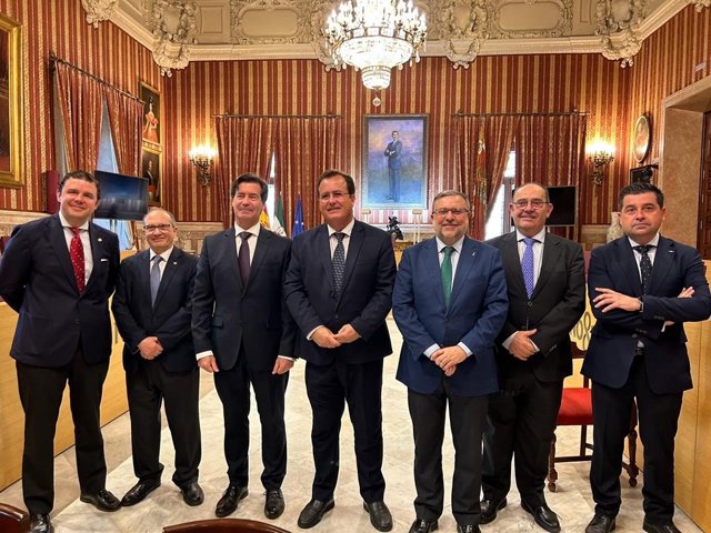 Cabrera, en el centro, en la reunión con los mandos del Cecop.