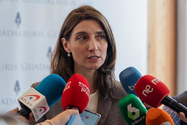 la ministra de Justicia, Pilar Llop, atiende a los medios de comunicación, a 31 de marzo de 2023 en Sevilla, (Andalucía, España). La ministra de Justicia, Pilar Llop, atiende a los medios antes de participar en un coloquio jurídico organizado por la Agrup