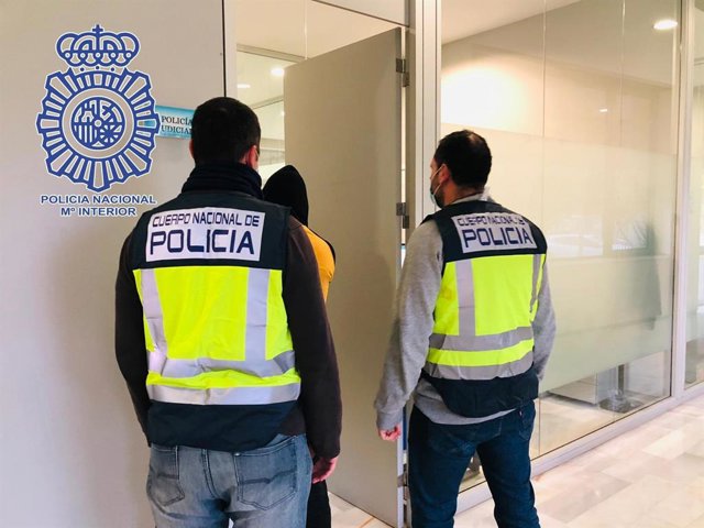 Archivo - Sevilla.-Sucesos.-Detenido un extrabajador municipal de mantenimiento por robar en máquinas de 'vending'