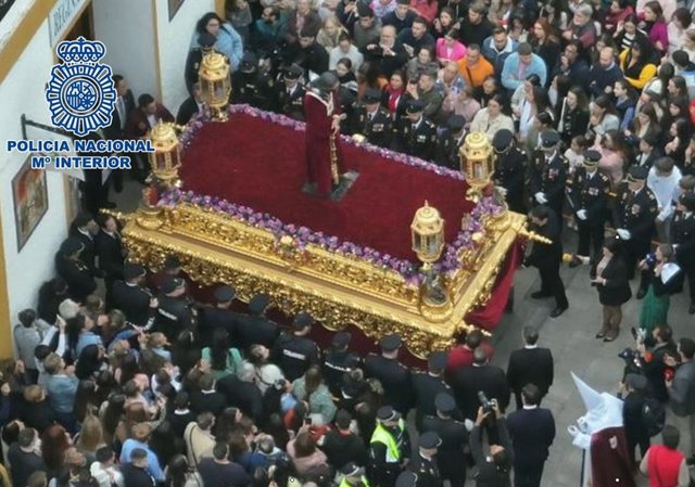 El Cristo de Medinaceli de Algeciras a la salida de su templo este Martes Santo
