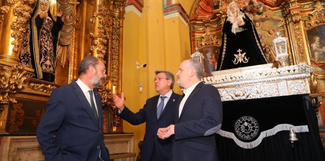 Javier Lambán ha visitado esta mañana la iglesia Santa Isabel de Portugal junto al presidente de la Junta Coordinadora de Cofradías, Ignacio García y al presidente de la Cofradía de la Hermandad de la Sangre de Cristo, José Ignacio Senao