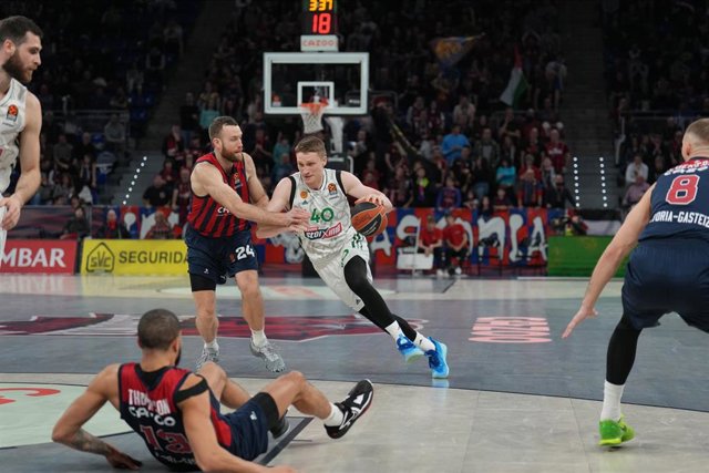 Archivo - Matt Costella intenta parar a Marius Grigonis en el Baskonia-Panathinaikos de la Euroliga 2022-2023