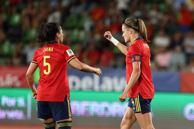 Archivo - Irene Paredes choca la mano con Ivana Andrés durante un partido de la selección española