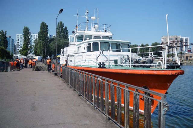 Archivo - Barco de emergencias ucraniano (archivo).