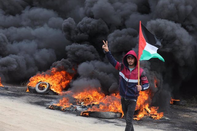 Archivo - Jóvenes palestinos queman neumáticos durante una protesta cerca de la frontera entre Israel y Gaza.