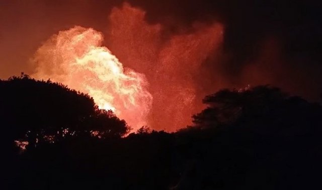 Incendio declarado en el paraje sierra de San Bartolomé, en el municipio gaditano de Tarifa.