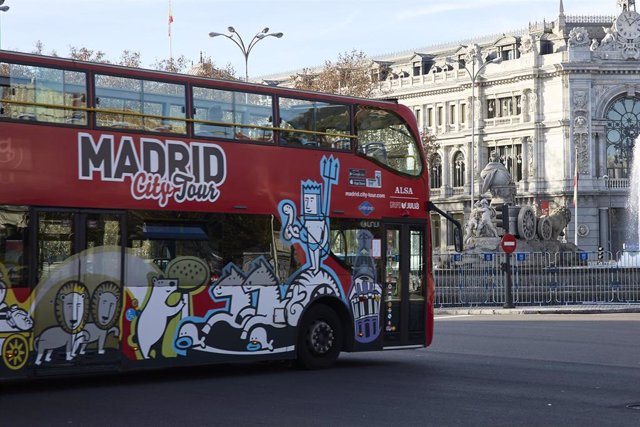 Archivo - Un bus turístico circula por el centro de la capital