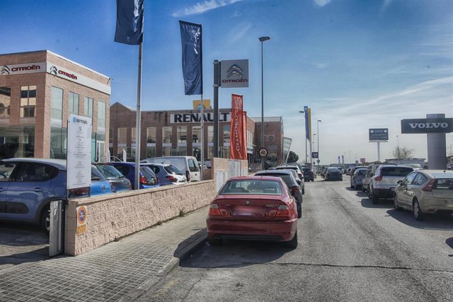 Archivo - Fotos recursos de coches en concesionarios