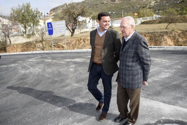El presidente de la Diputación junto con el alcalde de Chercos (Almería).