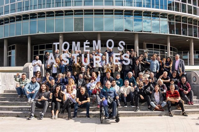 La candidata de Podemos en Asturias, Covadonga Tomé, con miembros de la candidatura y militantes que la apoyan.