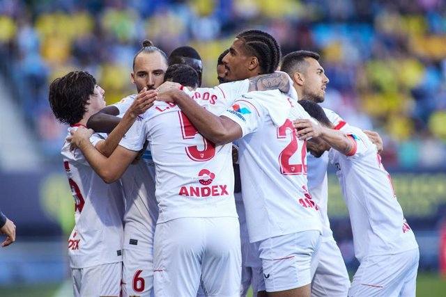 Lucas Ocampos celebra un gol con sus compañeros del Sevilla FC en el partido ante el Cádiz en el Nuevo MIrandilla,en LaLiga Santander 2022-2023.
