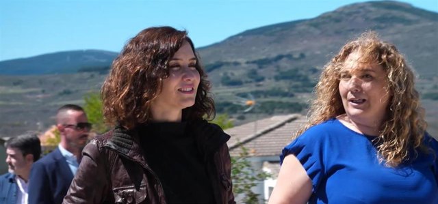 Díaz Ayuso (izquierda) durante un encuentro con alcaldes, ediles y candidatos del PP de la Sierra Norte.