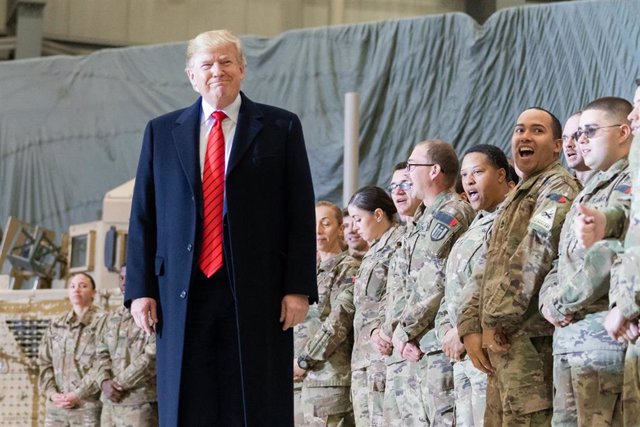 Archivo - El expresidente de Estados Unidos Donald Trump con las tropas estadounidenses en Afganistán