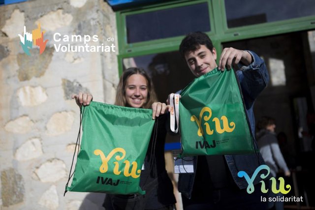 Archivo - El IVAJ lanza la campaña 'viu la solidaritat' de campos de voluntariado (archivo)