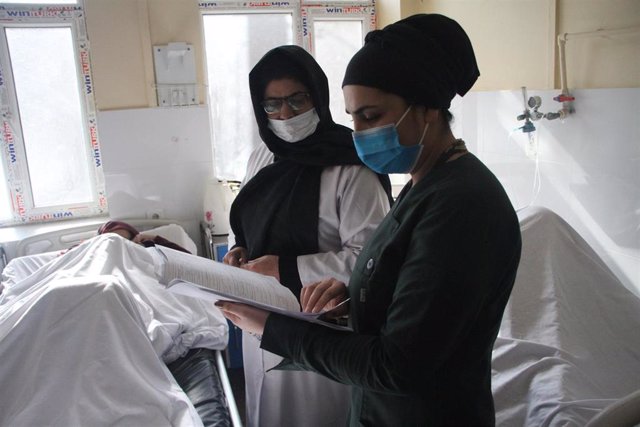 Archivo - Una doctora afgana en un hospital de Kabul 