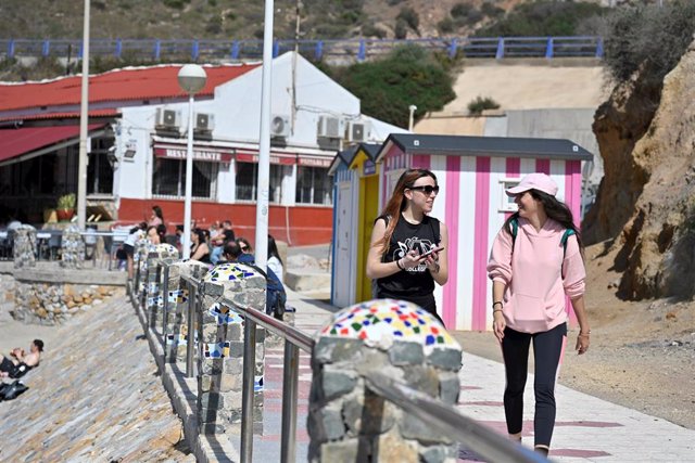 Numerosas personas acuden a la playa aprovechando las altas temperaturas, a 11 de marzo de 2023, en Murcia, Región de Murcia (España). 