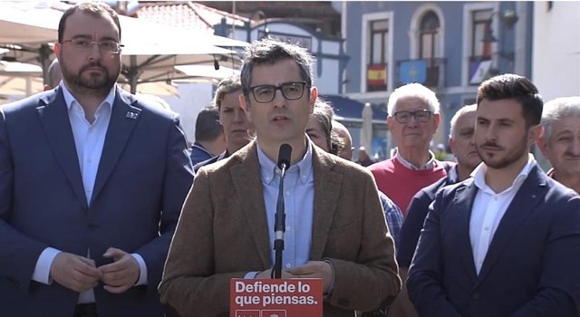 El ministro de la Presidencia, Félix Bolaños, en un acto político del PSOE en Cudillero junto al presidente de Asturias, Adrián Barbón.