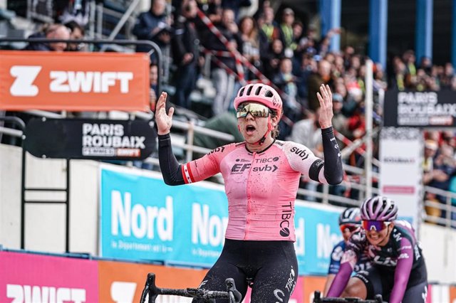 La canadiense Alison Jackson gana al 'sprint' la tercera edición de la París-Roubaix femenina