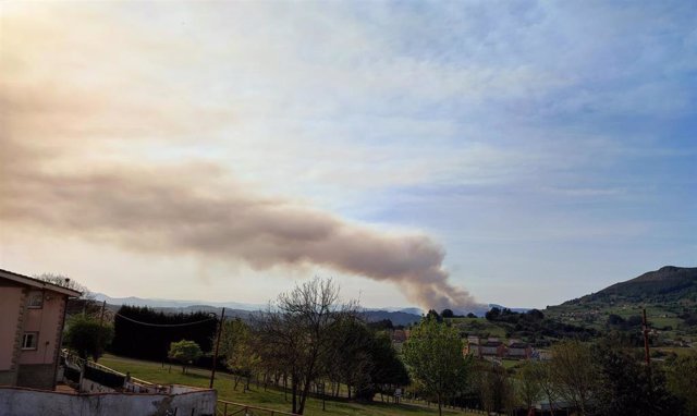 Incendio forestal en Las Regueras, visto desde Oviedo.
