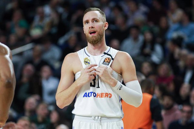 Archivo - Dzanan Musa of Real Madrid looks on during Turkish Airlines Euroleague basketball match between Real Madrid and Zalgiris Kaunas at Wizink Center on February 2023 in Madrid, Spain.