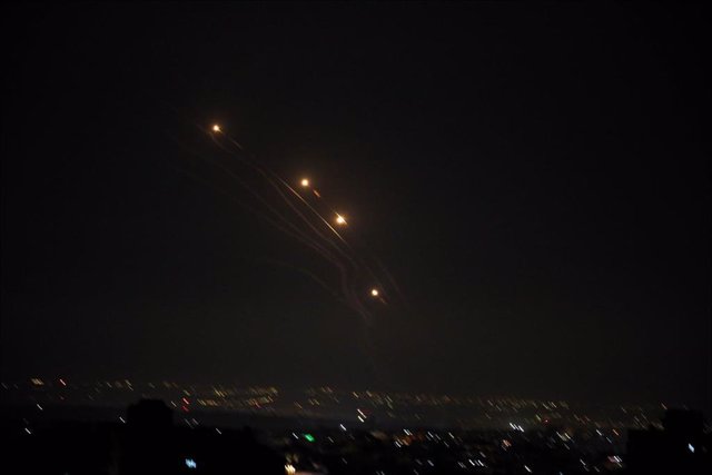 El sistema antiaéreo conocido como Cúpula de Hierro intentan interceptar misiles lanzados desde la región palestina de Gaza