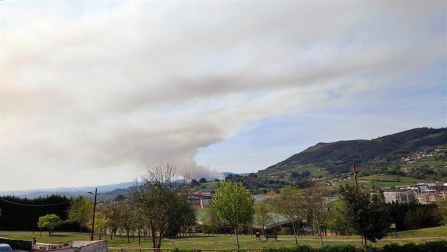 Incendio Forestal en Las Regueras, visto desde Oviedo.