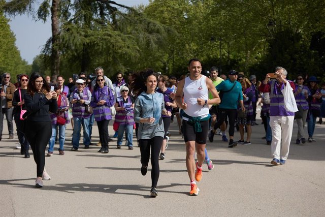 La secretaria general de Podemos y ministra de Derechos Sociales y Agenda 2030, Ione Belarra, y el candidato de Podemos a la Alcaldía de Madrid, Roberto Sotomayor, participan e una carrera popular, en el Parque de El Retiro  