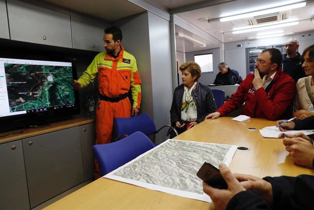 El presidente del Principado,Adrián Barbón, visita el Puesto de Mando Avanzado del SEPA ubicado en Las Regueras.